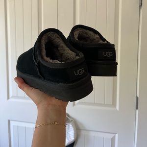 Slip on Uggs women’s 6